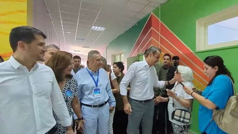 Ευρωεκλογές 2024: Απρόοπτο στο σχολείο που ψήφισε ο Μητσοτάκης - Γυναίκα τρόμαξε από την πολυκοσμία και ούρλιαξε [βίντεο]