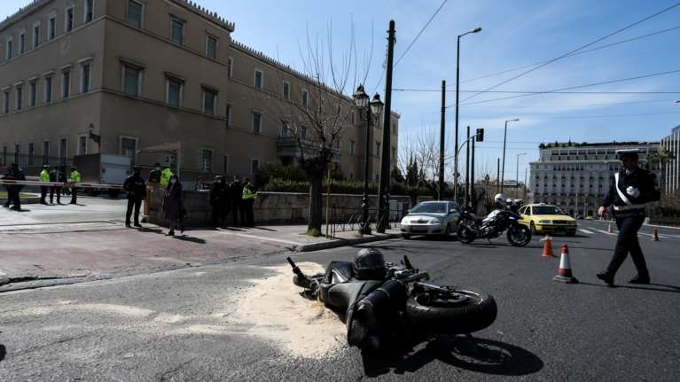 Τροχαίο στη Βουλή - Ντόρα Μπακογιάννη: &quot;Είμαι συντετριμμένη&quot; - Όχημα της ασφάλειάς της ενεπλάκη σε δυστύχημα