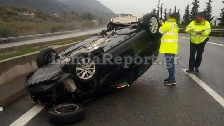 Σοκαριστικό τροχαίο στην Αρκίτσα: Αυτοκίνητο τούμπαρε στην εθνική οδό [εικόνες]