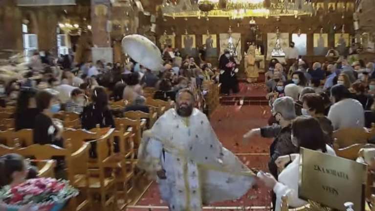 Κύπρος: Κάθε Πάσχα... viral o πάτερ Ηρακλής - Tήρησε το έθιμο και έτρεξε μέσα στην εκκλησία [βίντεο]