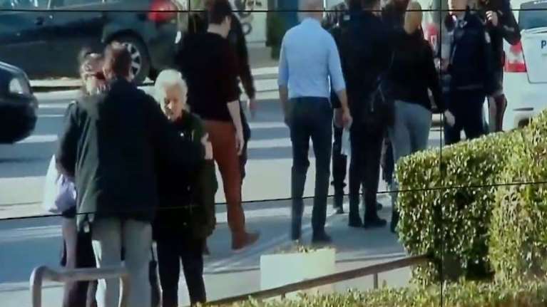 Γλυφάδα: Η Δέσποινα Καρνέση, η αδελφή που γλίτωσε, αρνείται προς το παρόν να δώσει κατάθεση για το τριπλό φονικό