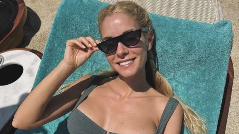 Η Δούκισσα Νομικού ποζάρει με μπικίνι στις πασχαλινές της διακοπές στη Μύκονο