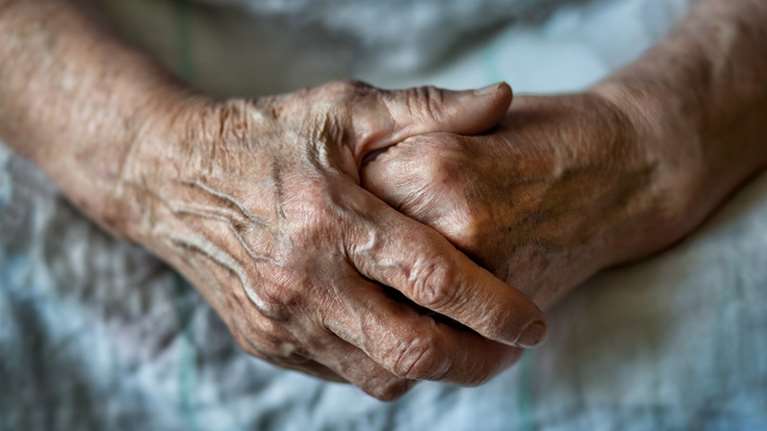 Άρτα: Εβρισε και ξυλοκόπησε την 98χρονη μητέρα του - Τη χτυπούσε με κλωτσιές