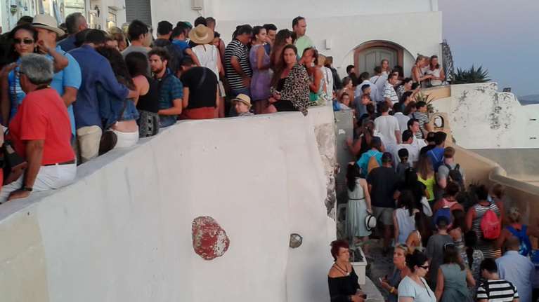 Πρωτοφανής ανακοίνωση στη Σαντορίνη: &quot;Ελαττώστε τις μετακινήσεις σας, περιμένουμε 17.000 τουρίστες από κρουαζιερόπλοια&quot;