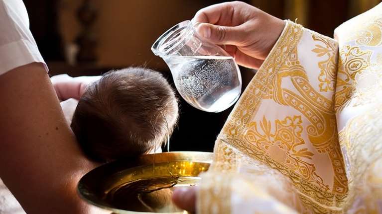 Αχαΐα: Άγριο ξύλο σε βάφτιση - Γνωστοί του ζευγαριού πλακώθηκαν την ώρα της τελετής