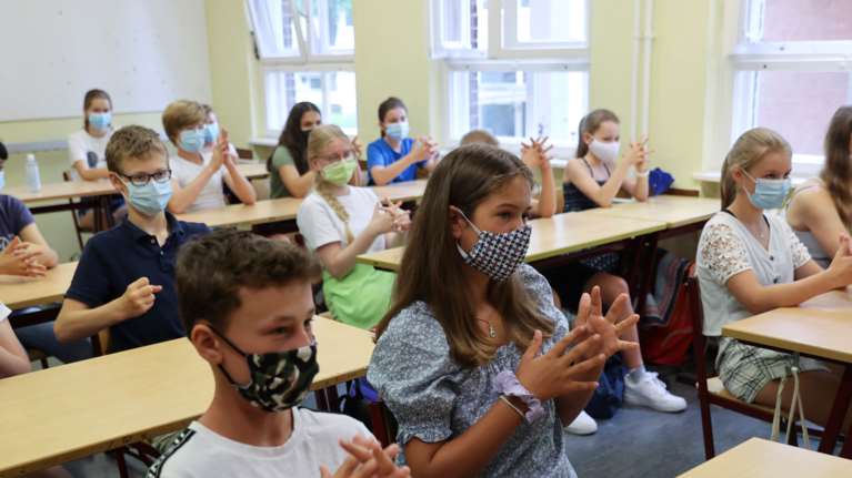 Κορονοϊός: Προβληματίζει η επιστροφή των εκδρομέων - Τι προτείνουν οι επιστήμονες για το άνοιγμα των σχολείων