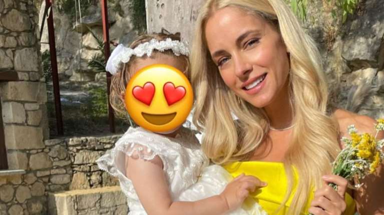 Η Δούκισσα Νομικού έγινε νονά - Λαμπερή και εντυπωσιακή, με κίτρινο φόρεμα Ζούλια [εικόνες]