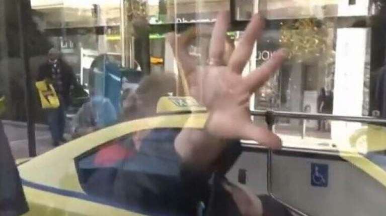 Ηλικιωμένη φασκελώνει κάμερα τηλεοπτικού σταθμού επειδή εμφανίστηκε σε πλάνο χωρίς να φοράει μάσκα