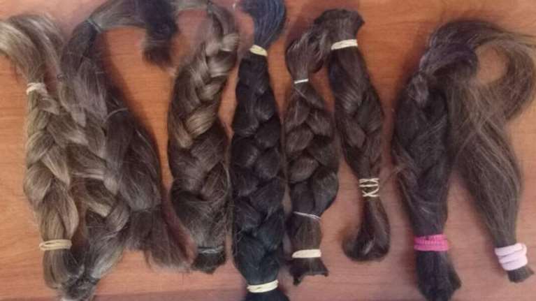 Θεσσαλονίκη: Κομμώτρια μάζεψε 100 κοτσίδες για γυναίκες με καρκίνο - Πέθανε η νύφη της και μεγαλώνει το παιδί