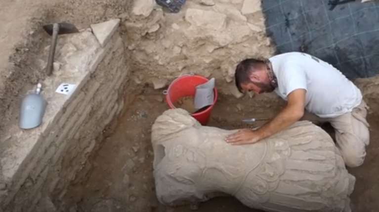 Σπουδαία αρχαιολογική ανακάλυψη στην Κρήτη: Επιβλητικό άγαλμα Ρωμαίου αυτοκράτορα ήρθε στο φως [βίντεο]