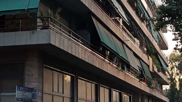 Ενταση στα Σεπόλια: Έκαναν έξωση σε οικογένεια που έχει παιδί με αναπηρία 67% - &quot;Ντροπή, ντροπή!&quot;