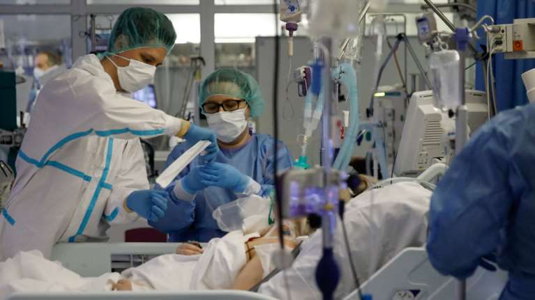 Κορονοϊός: Πτωτική πορεία και σήμερα με 20.409 νέα κρούσματα  - 80 θάνατοι και 664 διασωληνωμένοι