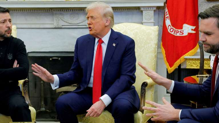 "Κάποιος να πιέσει τον Ζελένσκι για ανακωχή": Πανηγυρίζει η Ρωσία μετά τον καβγά του Ουκρανού προέδρου με τον Τραμπ