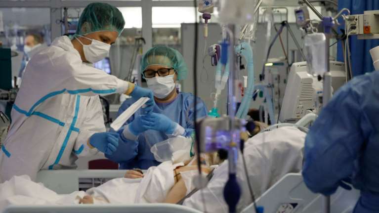 Κορονοϊός: Μαύρη Τρίτη με 106 θανάτους σε μια ημέρα -  23.340 κρούσματα και 673 διασωληνωμένους