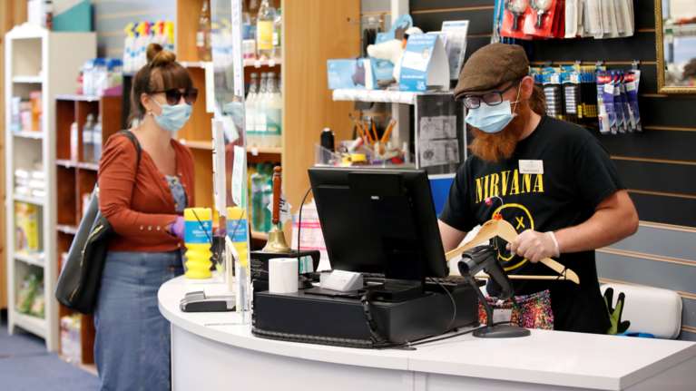 Επανέρχεται η μάσκα στην Ευρώπη: Υποχρεωτική στα καταστήματα της Βρετανίας και στα ΜΜΜ της Ιρλανδίας