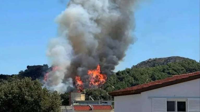 Συναγερμός στη Ρόδο για επικίνδυνη φωτιά - Ήχησε το 112 - Κοντά σε σπίτια οι φλόγες - Ζήτησαν ενισχύσεις