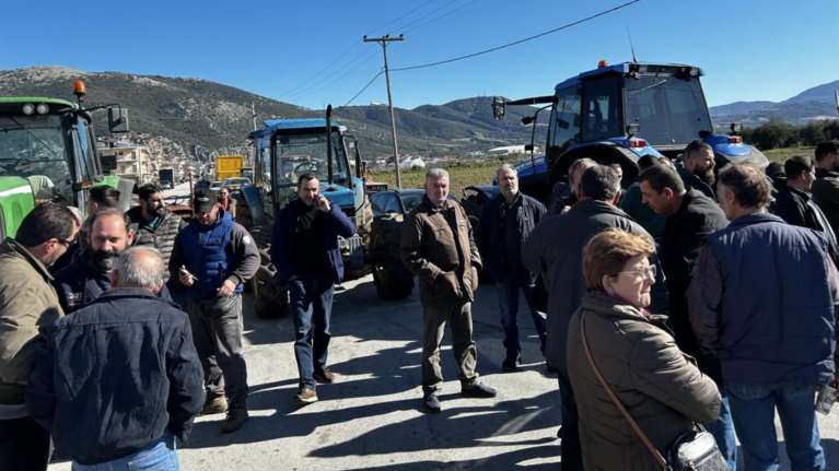 Αγρότες: Δεν σταματούν τους αποκλεισμούς με τα τρακτέρ στις εθνικές οδούς, παρά τη συνάντηση με Μητσοτάκη τη Δευτέρα