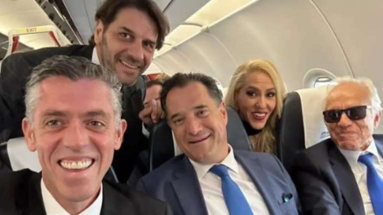 Άδωνις Γεωργιάδης: Ποζάρει με την οικογένεια Κοπελούζου μέσα στο αεροπλάνο [εικόνες]