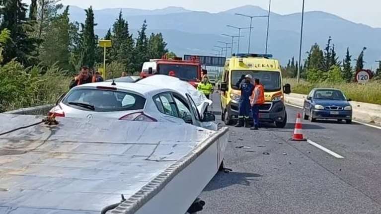 Τροχαίο-σοκ στην Αθηνών - Θεσσαλονίκης: Σταμάτησε στη ΛΕΑ για να μιλήσει στο κινητό και σκοτώθηκε μπροστά στη γυναίκα του