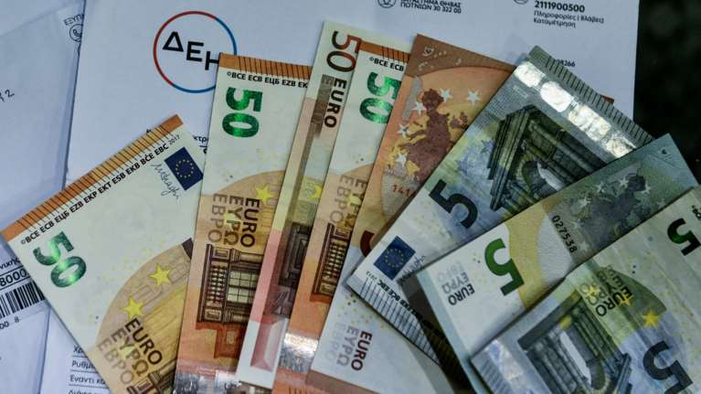 Το όφελος για τα νοικοκυριά από τις επιδοτήσεις στους λογαριασμούς ρεύματος- Αναλυτικά παραδείγματα