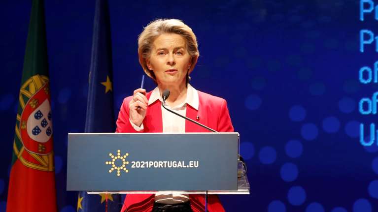 Παραδοχή Φον Ντερ Λάιεν: Θα έπρεπε να σκεφτούμε περισσότερο τις προκλήσεις της μαζικής παραγωγής εμβολίων