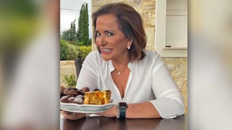Η Ντόρα Μπακογιάννη άνοιξε TikTok και... αυτοτρολάρεται: &quot;Είμαι τρέντι γιαγιά, θέλεις ένα σσσσοκολατάκι;&quot;