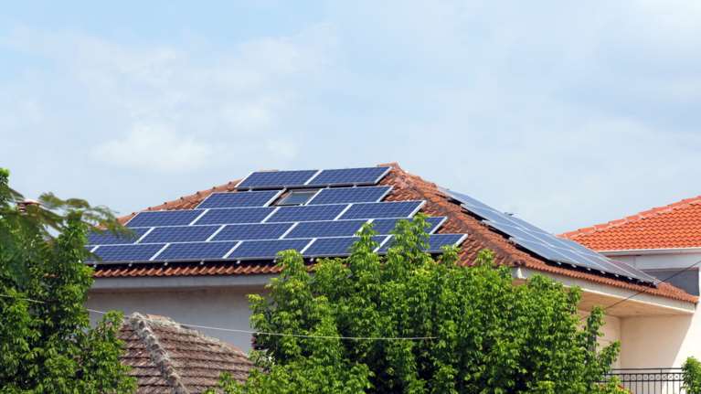 &quot;Φωτοβολταϊκά στη Στέγη&quot;: Ανοίγει η πλατφόρμα των αιτήσεων - Επιδότηση έως και 75% για νοικοκυριά, ποιοι είναι δικαιούχοι