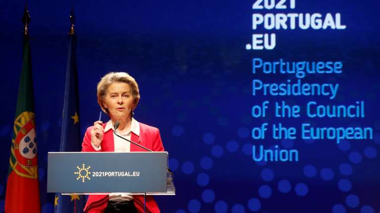 Εμβόλιο AstraZeneca: Έγκριση και από την Κομισιόν - &quot;400 εκατομμύρια δόσεις&quot; περιμένει η Φον Ντερ Λάιεν