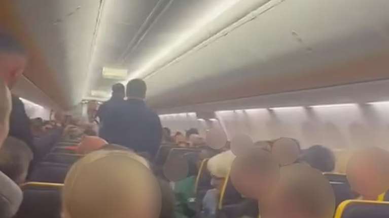 Χάος σε πτήση της Ryanair για Ρόδο: Μεθυσμένος επιβάτης αρνούνταν να κάτσει στη θέση του για την προσγείωση [βίντεο]