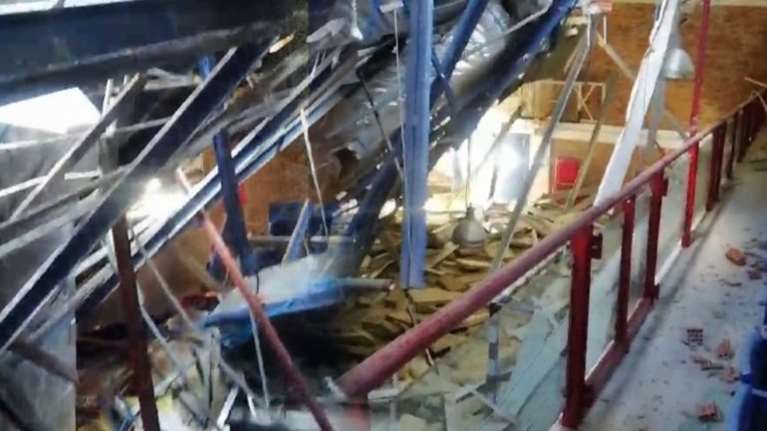 Μαρούσι: Κατέρρευσε από το χιόνι η οροφή στο κλειστό γήπεδο των Εκπαιδευτηρίων Δούκα [Εικόνες]