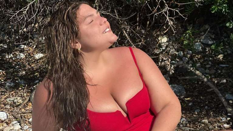 Δανάη Μπάρκα: Νέα πληρωμένη απάντηση στη Λατινοπούλου - &quot;Το μόνο που απαγορεύεται στην παραλία είναι τα σκουπίδια&quot;