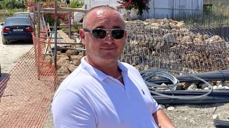 Δολοφονία 46χρονου εργολάβου στη Ρόδο: &quot;Έπεσε και χτύπησε στο κεφάλι πάνω στον καβγά&quot; - Απολογούνται πατέρας και γιος