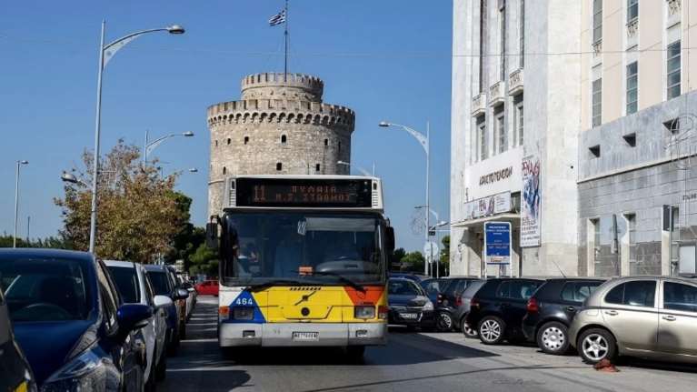 Θεσσαλονίκη: Οδηγός του ΟΑΣΘ βρήκε τσάντα με 2.500 ευρώ μέσα στο λεωφορείο και την παρέδωσε στην αστυνομία