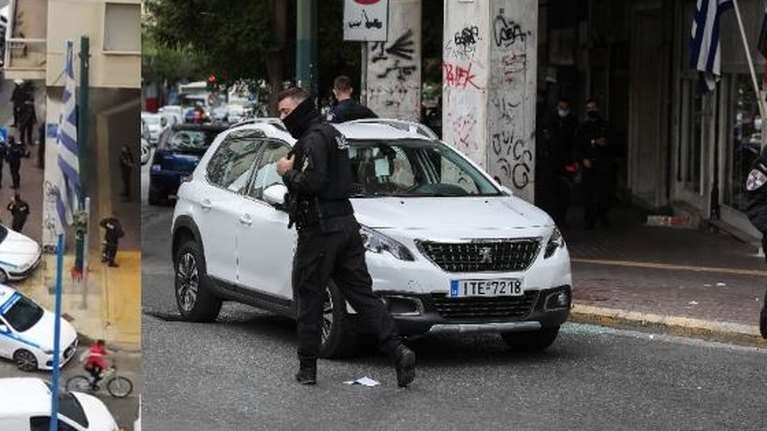 Πυροβολισμοί στο κέντρο της Αθήνας: Αυτοκίνητο έπεσε σε μηχανή της ΔΙ.ΑΣ, καταδίωξη και δύο τραυματίες [βίντεο]