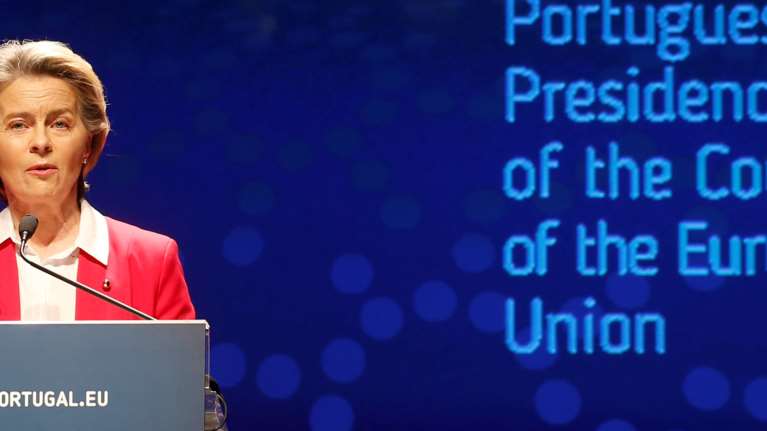 Ανησυχία στην Ευρώπη για τα εμβόλια: Καθησυχαστική η Φον ντερ Λάιεν - &quot;Θα παραδοθούν κανονικά το πρώτο τρίμηνο του 2021&quot;