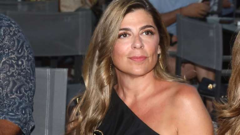 Αθανασία Μαρινάκη: Σπάνια εμφάνιση σε φιλανθρωπική εκδήλωση - Κομψή και stylish