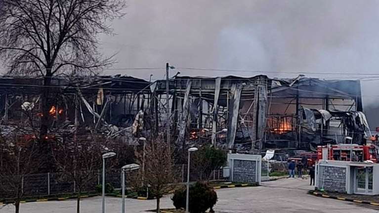 Τρίκαλα: Τέσσερις γυναίκες νεκρές από τη μεγάλη φωτιά στο εργοστάσιο της Βιολάντα [εικόνες - βίντεο]