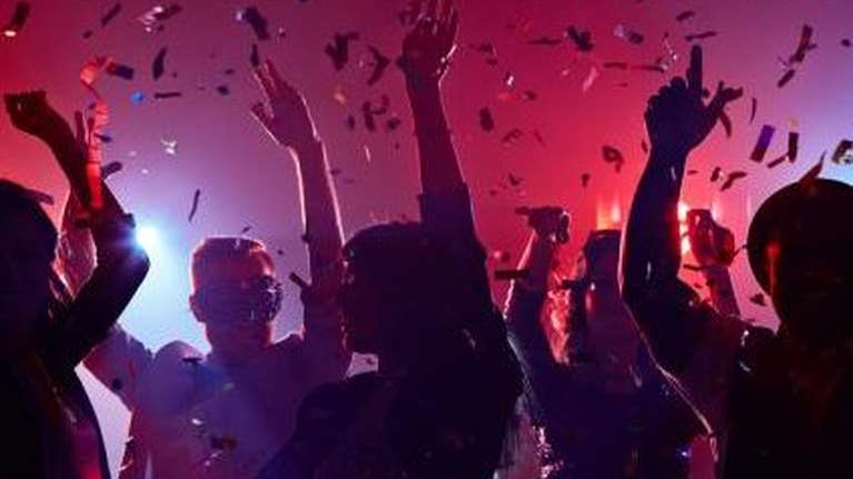 Κορονοϊός - Φρένο της ΕΛ.ΑΣ στα πριβέ πάρτι της Μυκόνου: Έλεγχοι με drones και συλλήψεις με το πρόσχημα της… ηχορύπανσης