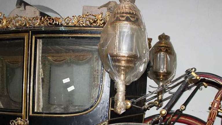 Τατόι: Αυτές είναι οι βασιλικές άμαξες που βρέθηκαν στο παλαιό Ανάκτορο - Η συναρπαστική ιστορία τους