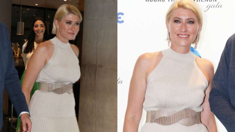 Σία Κοσιώνη: Η βραδινή εμφάνιση σε τόνους του μπεζ -  Το απίθανο πλεκτό σύνολο με το halterneck τοπ