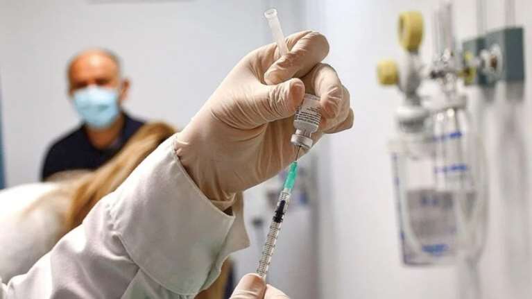 Χαμός στα φαρμακεία λόγω γρίπης: Αυξάνονται τα κρούσματα, σπεύδουν να κάνουν το εμβόλιο