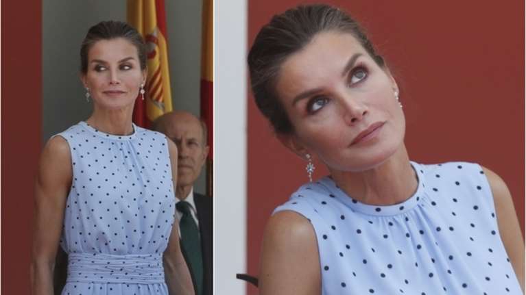 Βασίλισσα Λετίσια: Πανέμορφη με ονειρικό γαλάζιο πουά φόρεμα που τόνιζε το μαύρισμά της