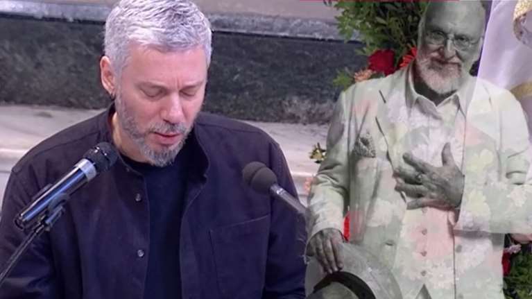 Συγκινημένος ο Αλκίνοος Ιωαννίδης στον επικήδειο για τον Σαββόπουλο: Μου είπαν ότι καταργείς το πένθος, τότε εγώ για ποιον κλαίω;