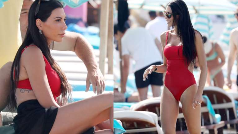 Ιωάννα Μπούκη: Έδειξε το αψεγάδιαστο κορμί της με κόκκινο cut out ολόσωμο μαγιό στη Μύκονο