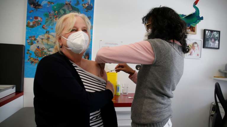 Γερμανία: Πρόβλημα με τις προβλεπόμενες δόσεις της BioNTech, καθυστερούν οι εμβολιασμοί