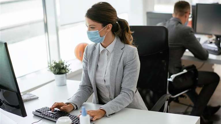 Κορονοϊός: Πώς μεταδίδεται με την ομιλία και την αναπνοή σε εσωτερικούς χώρους