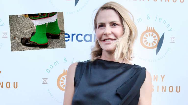 Tζένη Μπαλατσινού: Συνδύασε το ασύμμετρο σατέν φόρεμα με τα πιο ιδιαίτερα παραδοσιακά παπούτσια