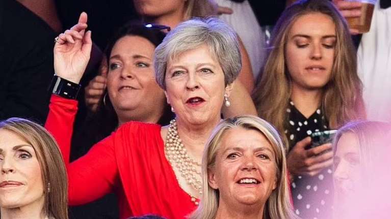 Πάρτι της Τερέζα Μέι μετά την παραίτηση του Μπόρις Τζόνσον: Ντυμένη στα κόκκινα χορεύει σε συναυλία