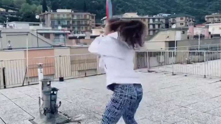 Απίστευτο: Παίζουν τένις από...διπλανές ταράτσες- Το βίντεο έγινε viral