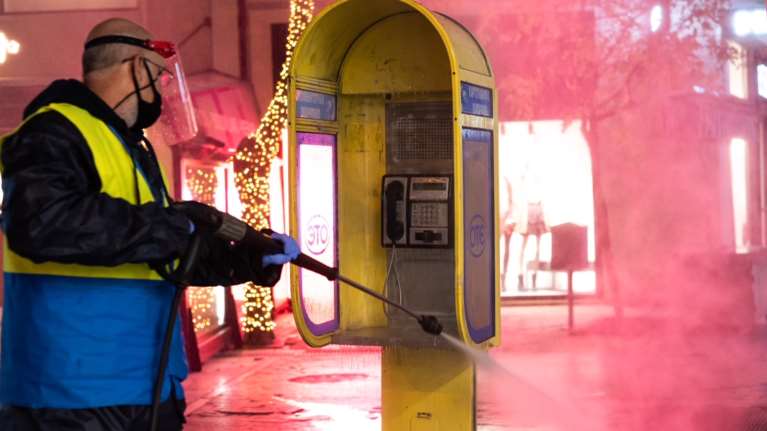 Δήμος Αθηναίων: Μεγάλη επιχείρηση αντι-γκράφιτι στην Ερμού και την Αθηνάς [εικόνες]